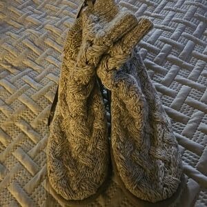 UGG Tan Cable Knit Slippers Size 8 NWOT